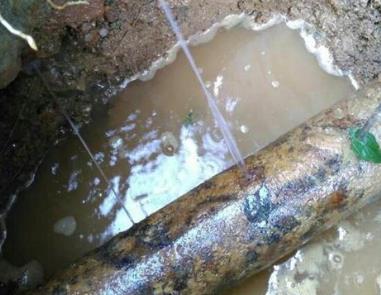 右江楼顶渗水维修公司分享下地暖漏水的原因及检测方法。